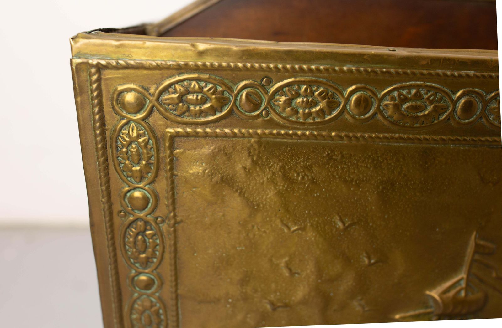 photo vinterior French Magazine Rack Embossed Brass & Wood Representing Spanish Galleons C. 1960