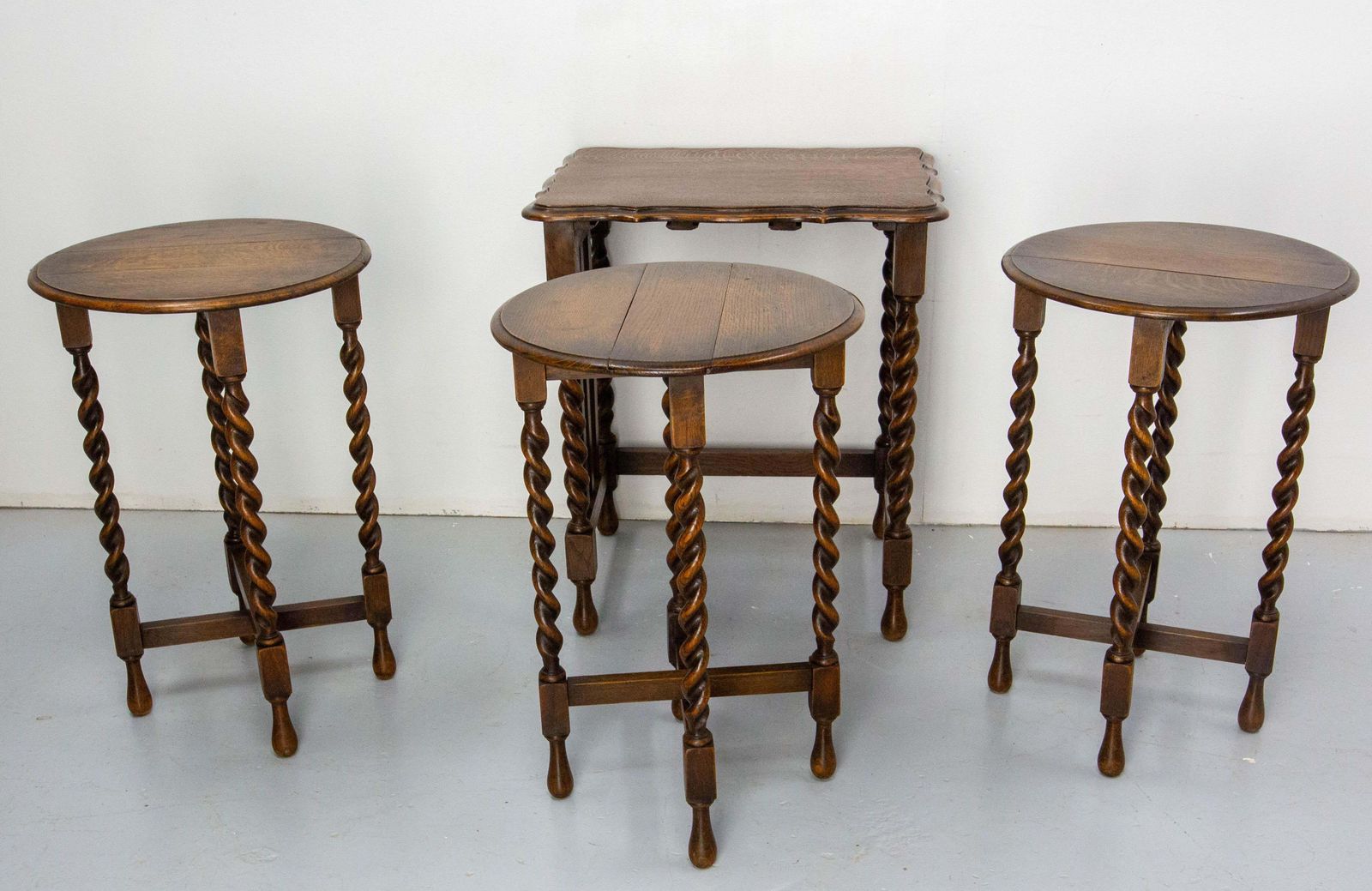 photo furniture English Vintage Oak Nesting Tables Serie, Turned Legs Circa1940