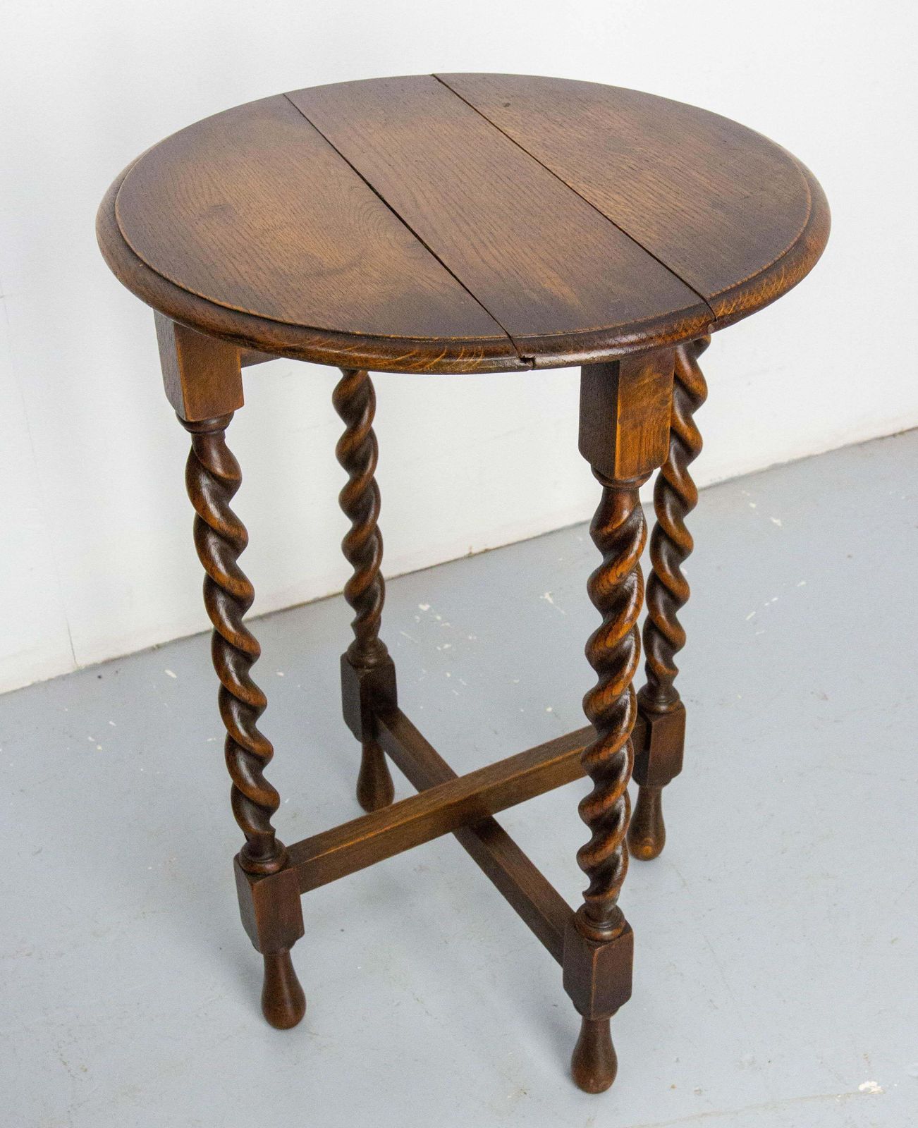 photo vinterior English Vintage Oak Nesting Tables Serie, Turned Legs Circa1940