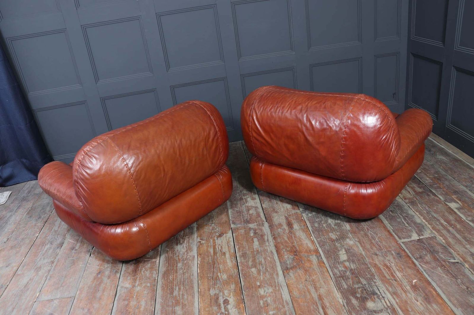 photo for sale Pair Of Lounge Chairs In Leather By Sapporo For Mobil Girgi, Italy 1970