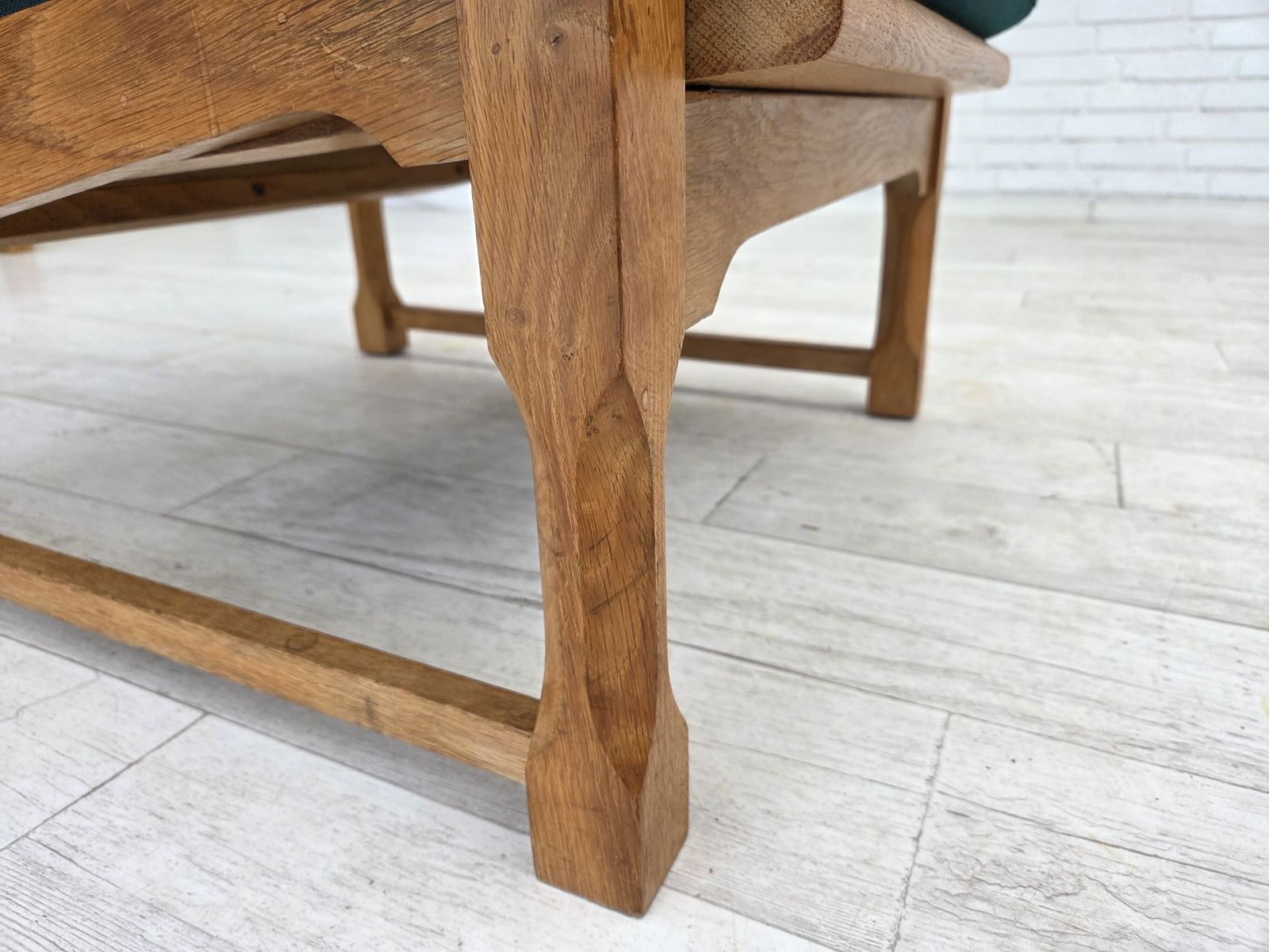 photo vintage 1970s, Scandinavian Lounge Chair, Green Furniture Wool, Solid Oak Wood.