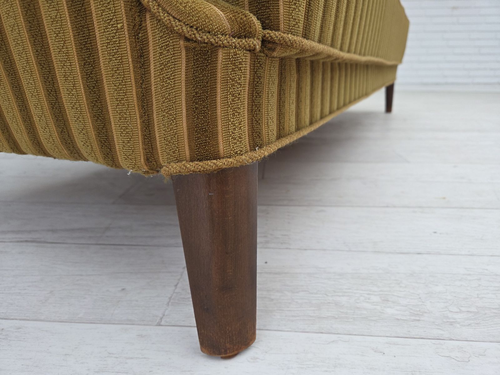 photo vintage 1960s, 3 Seater Danish Sofa, Green Furniture Wool, Original Condition.