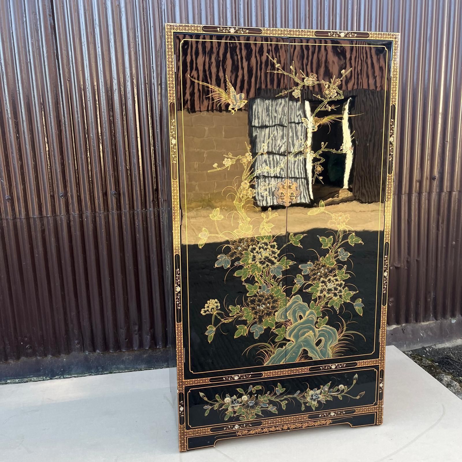 photo vinterior Black Lacquered Chinoiserie Wardrobe With Drawers