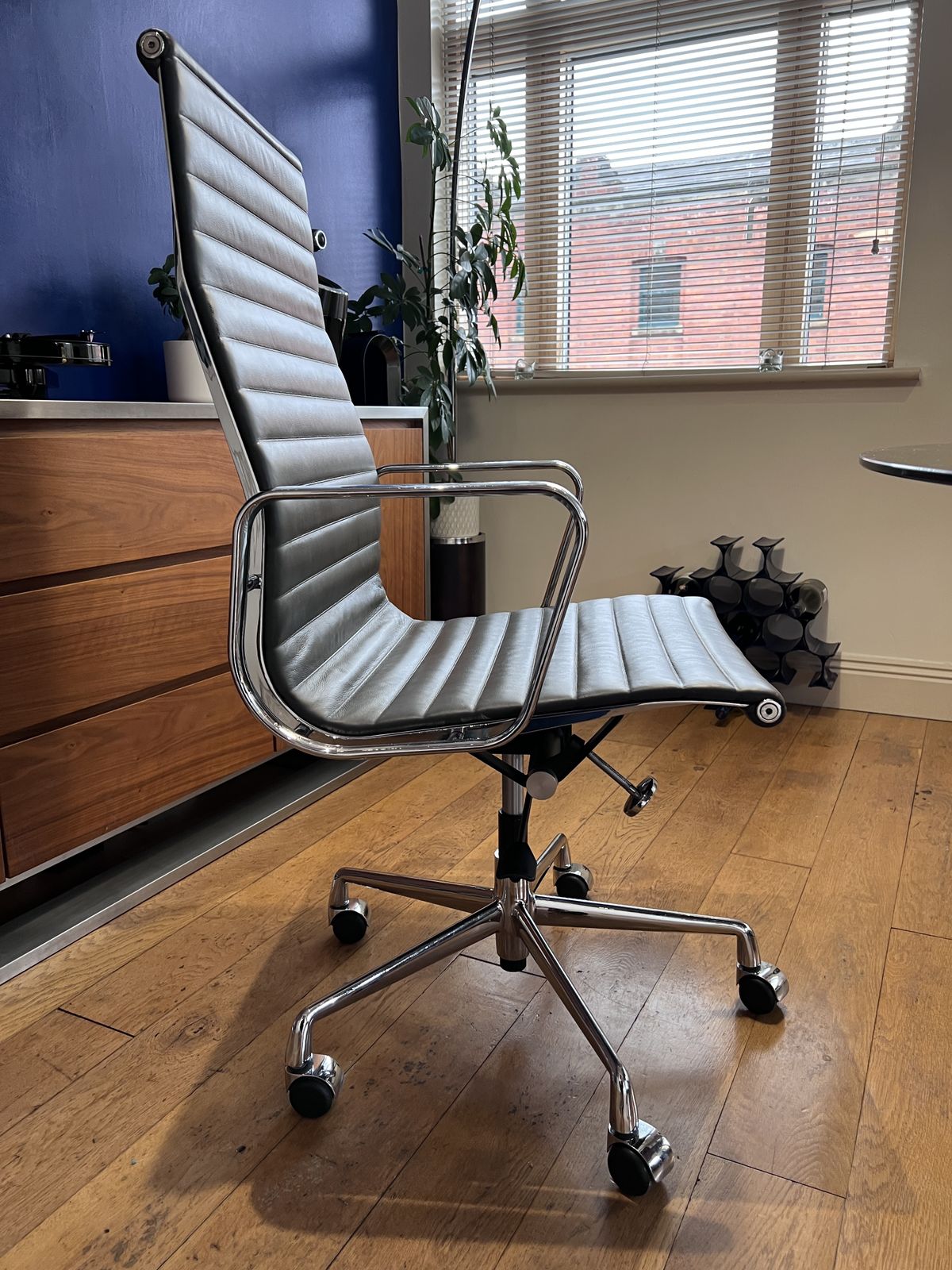 photo vintage Vintage Eames Icf Ea119 Grey Leather Swivel Chrome Office Chair (2 Available)