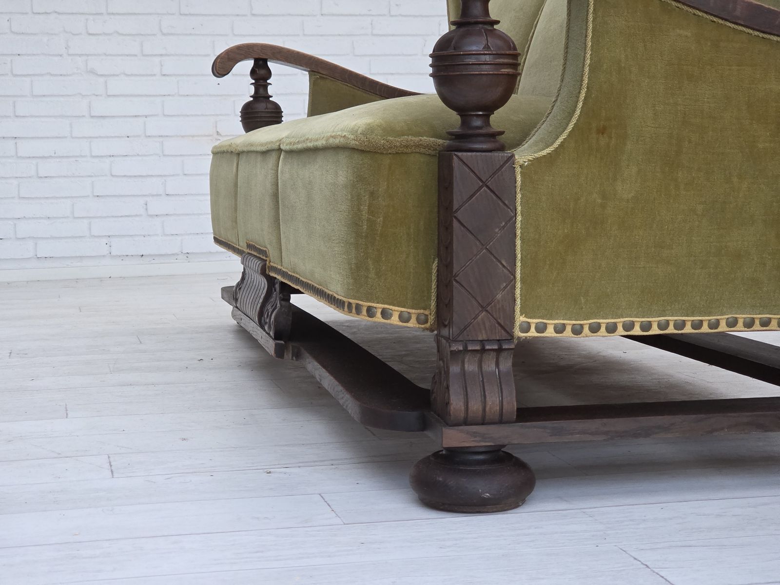 photo vintage 1950s, 3 Seater Danish Sofa, Original Condition, Furniture Velour, Solid Oak Wood.