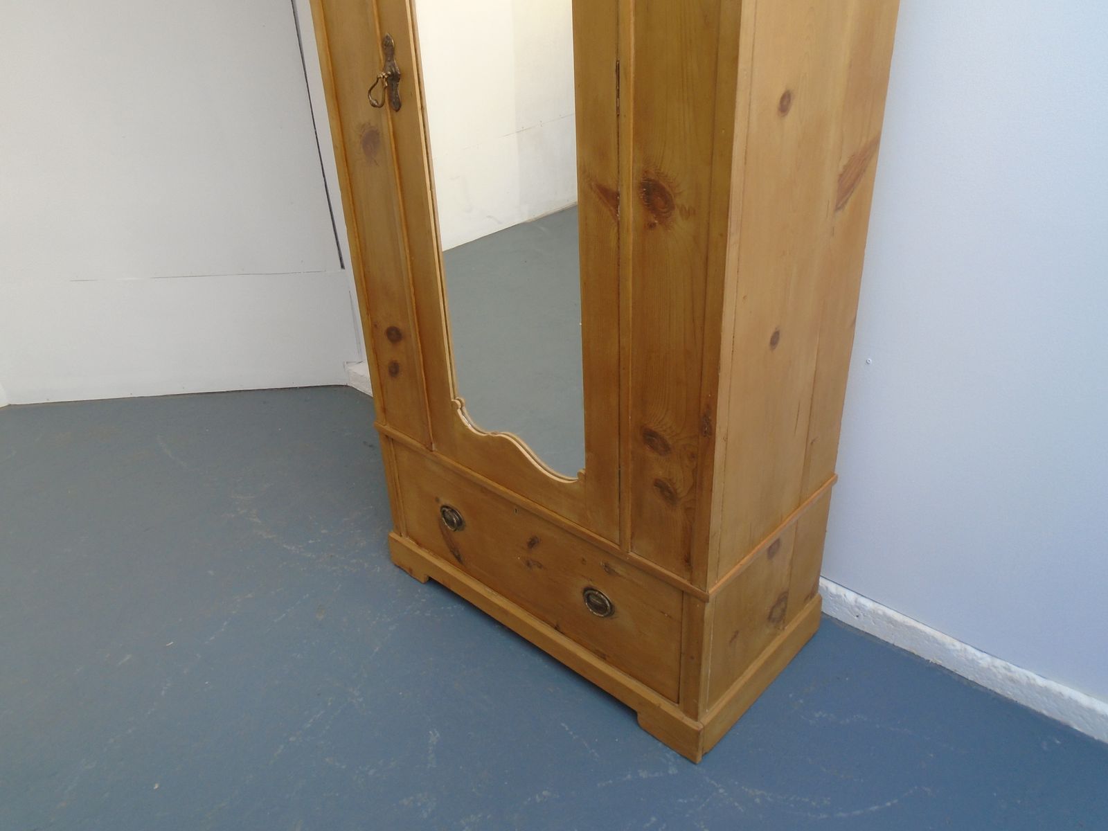 A Waxed Pretty Victorian Pine 1 Piece Child's / Hall Wardrobe photo Furniture