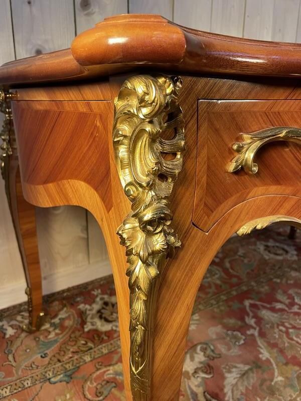 Bureau Plat De Milieu De Style Louis XV photo for sale