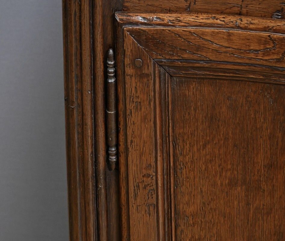 photo furniture Regional Oak Buffet – Mid 19th Century