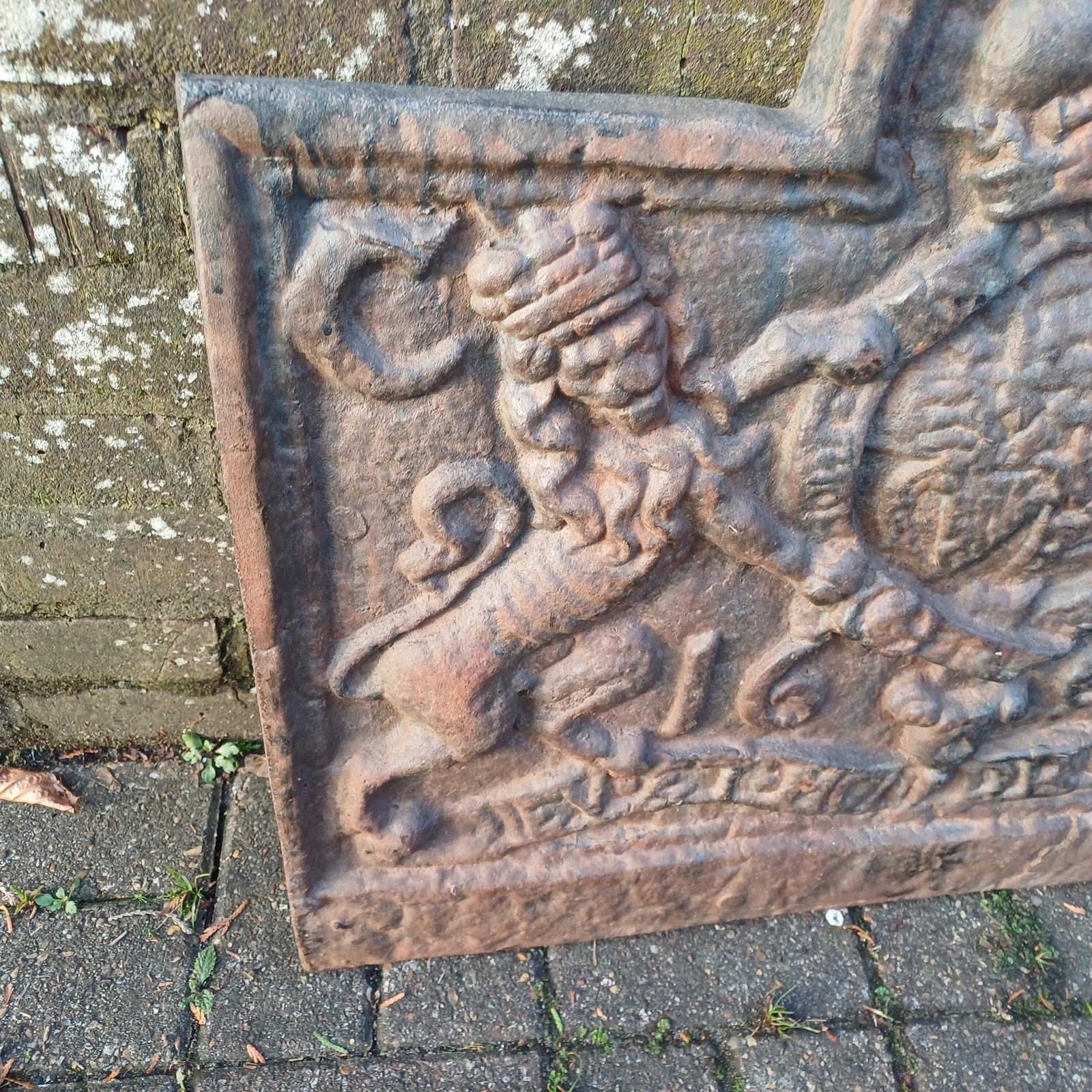 photo for sale Huge Breathtaking 53 Kg Solid Iron Fire Back Historical Aesthetics 'God And My Right' 17th Or 18th Century