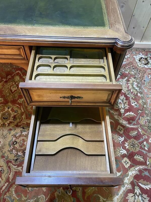 Bureau Plat De Style Louis XVI En Merisier Et Cuir Vert photo 1530.0