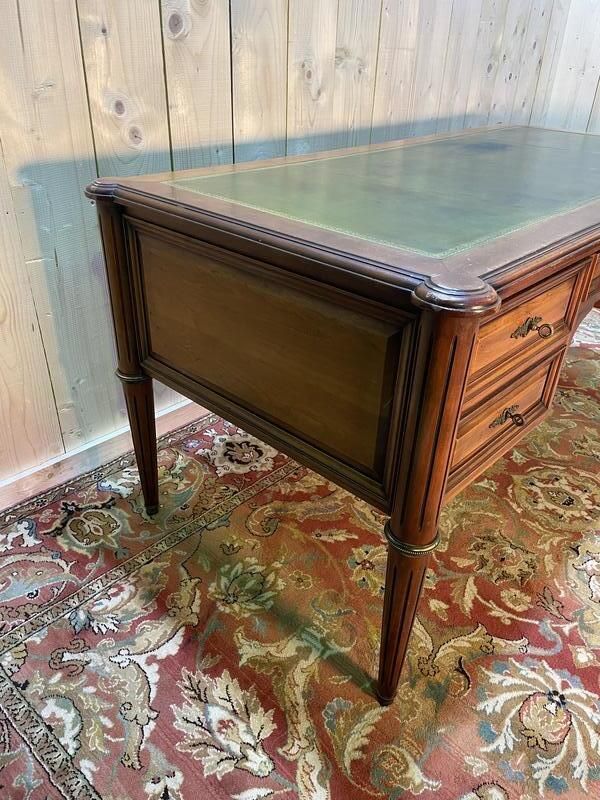 Bureau Plat De Style Louis XVI En Merisier Et Cuir Vert photo vintage