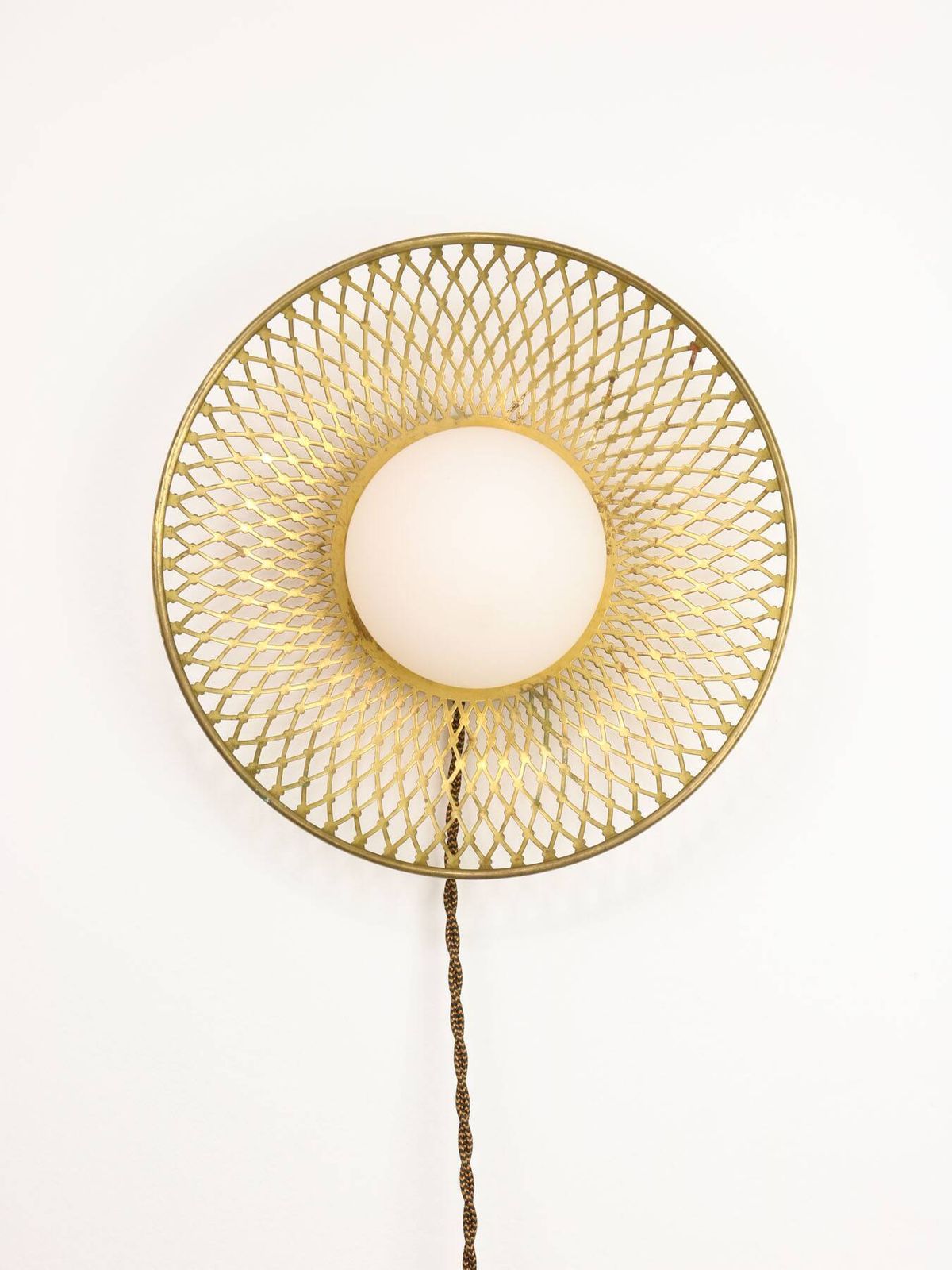 photo vinterior Mid Century Intricate Wall Lamp In Brass And Opaline Glass, 1950s