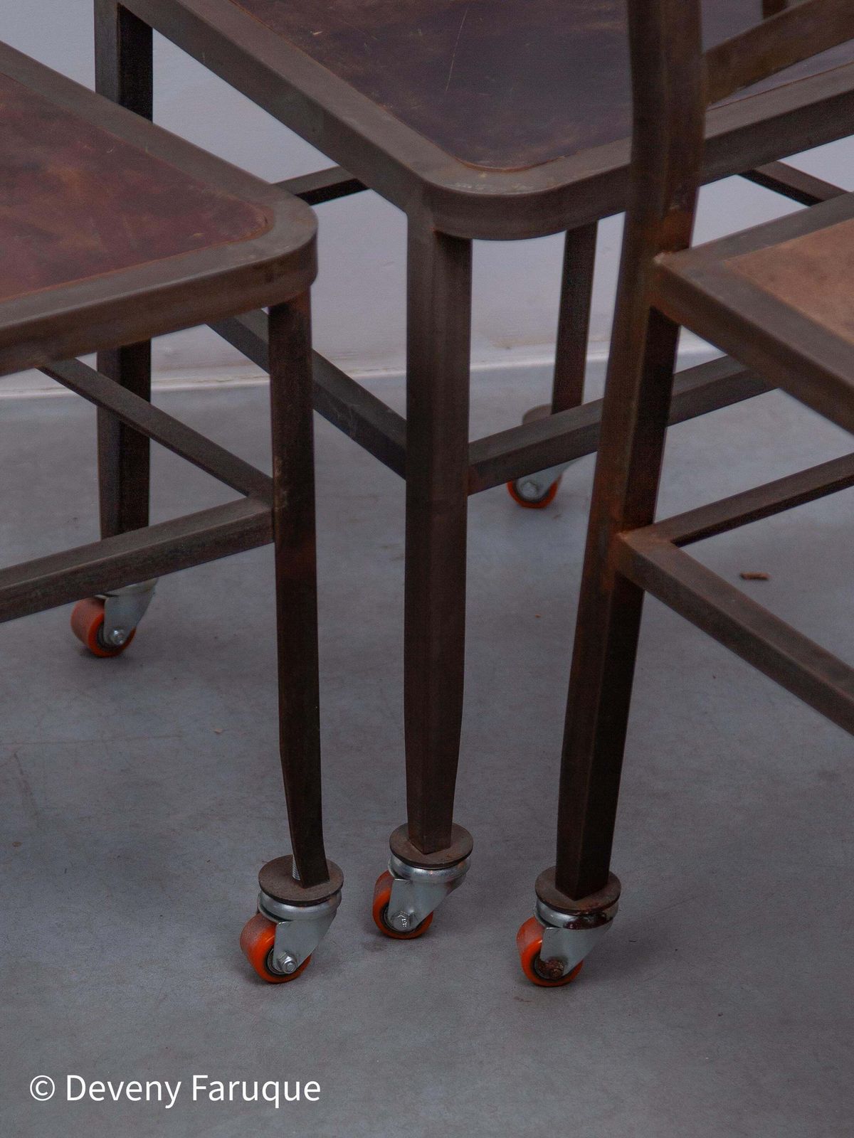 photo vintage Vintage Set Of Six Emeco Navy Industrial Iron Chairs On Wheels With Wooden Seat