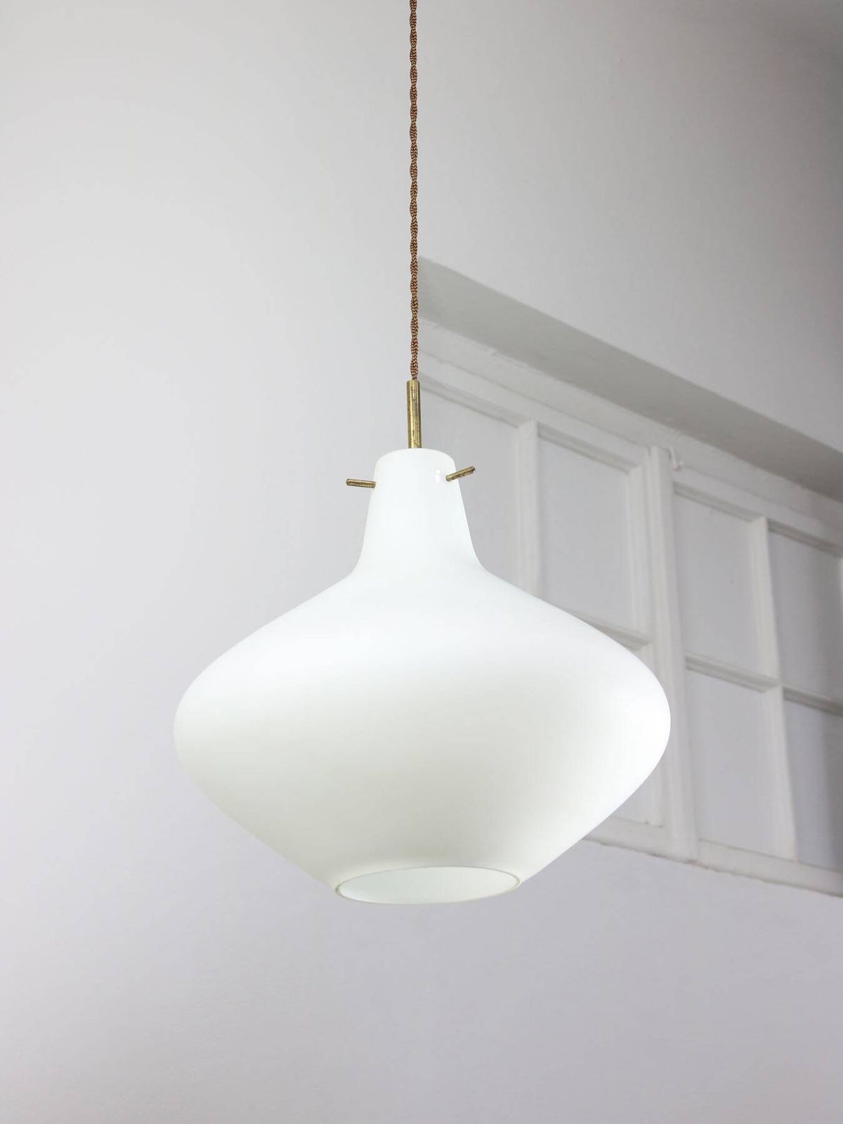 photo vintage Mid Century Italian Brass And Opaline Glass Pendant Lamp