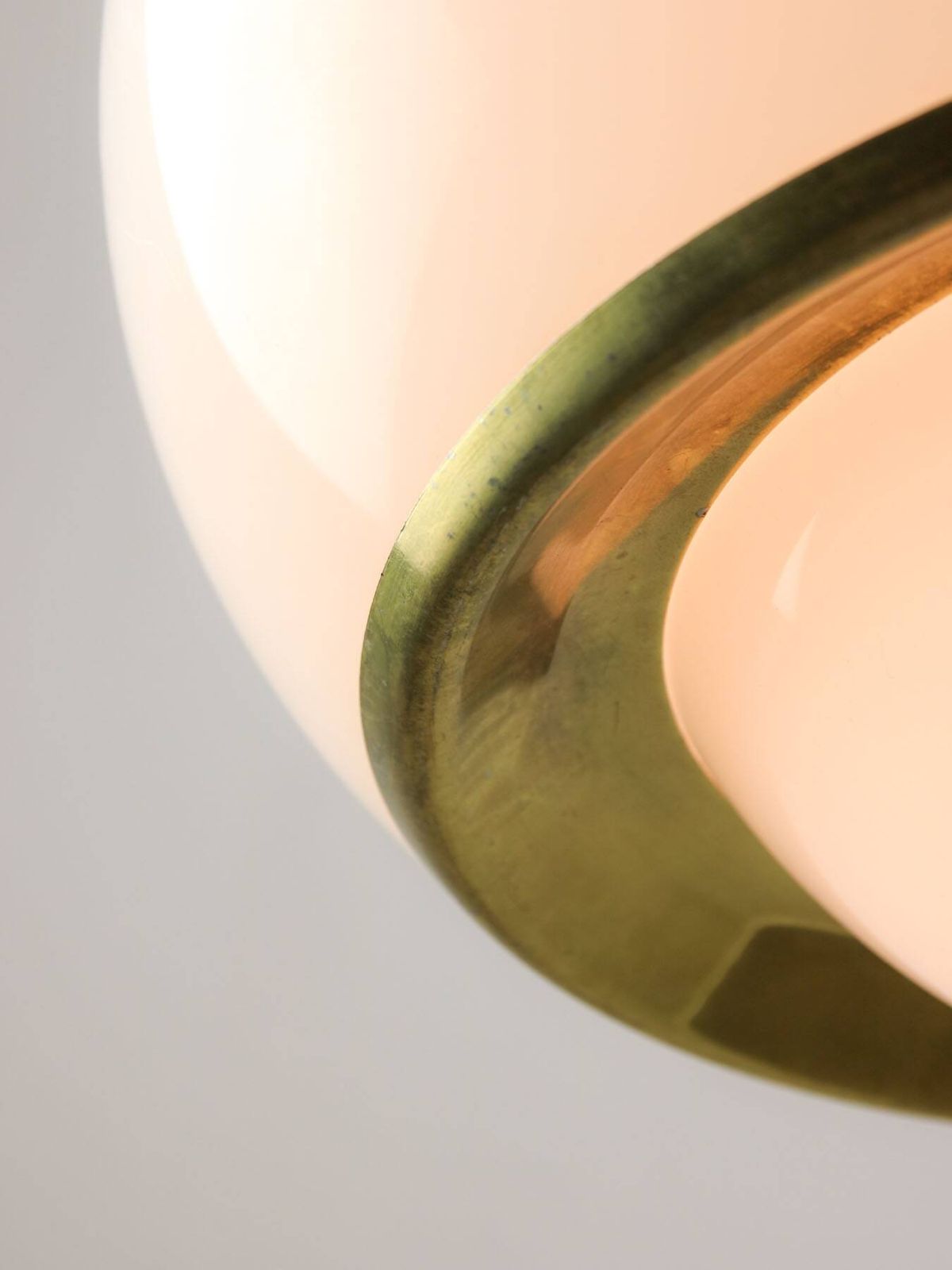 photo vintage Rare White And Gold Bud Lamp By Luigi Massoni For Guzzini, 1960