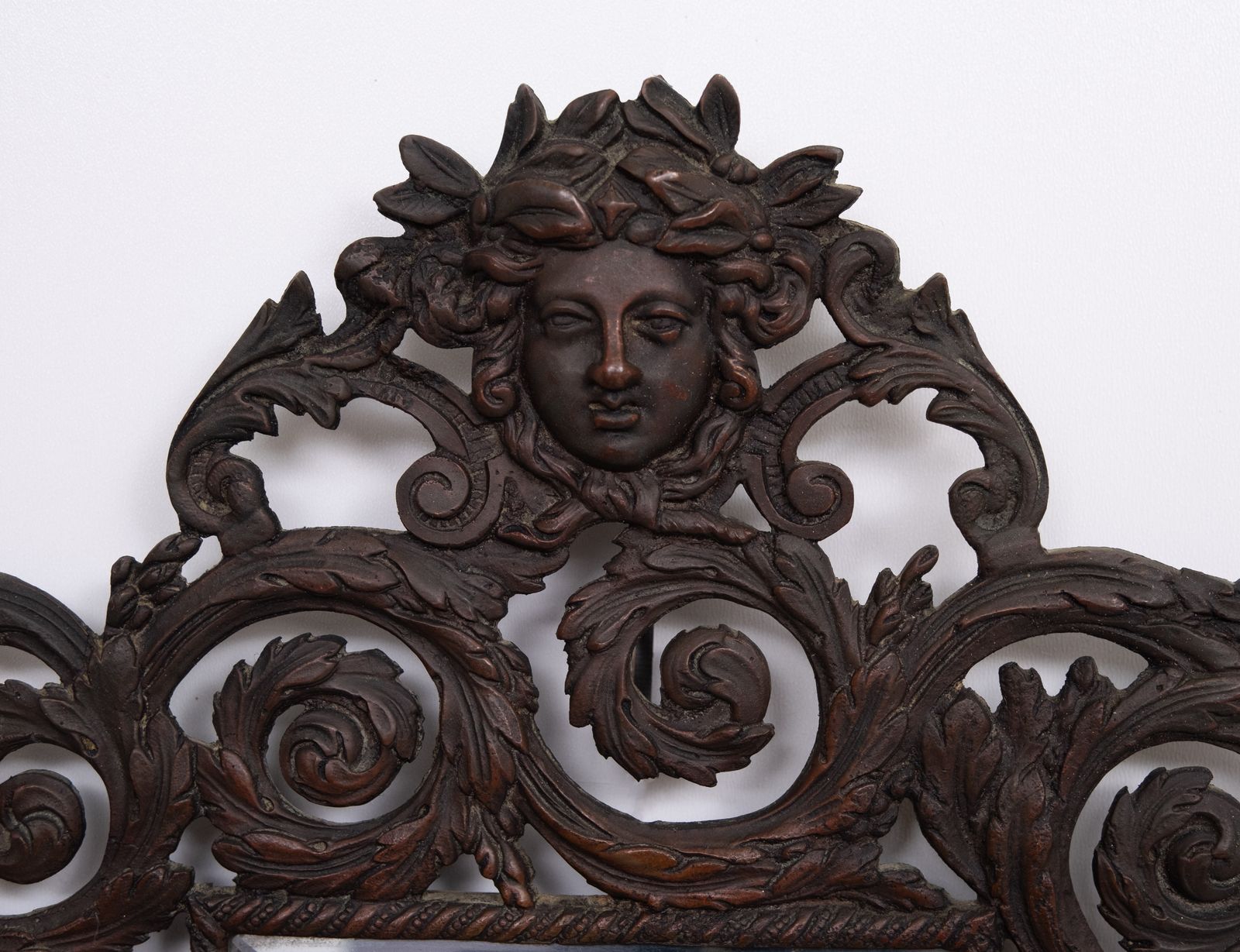 Gegoten Bronzen Wandspiegel Met Vrouwenhoofden, Frankrijk photo for sale