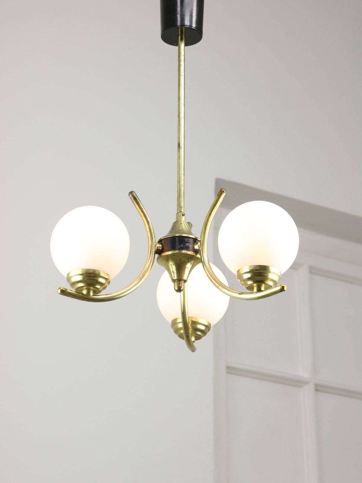 photo vintage Mid Century Italian Brass And Opaline Chandelier