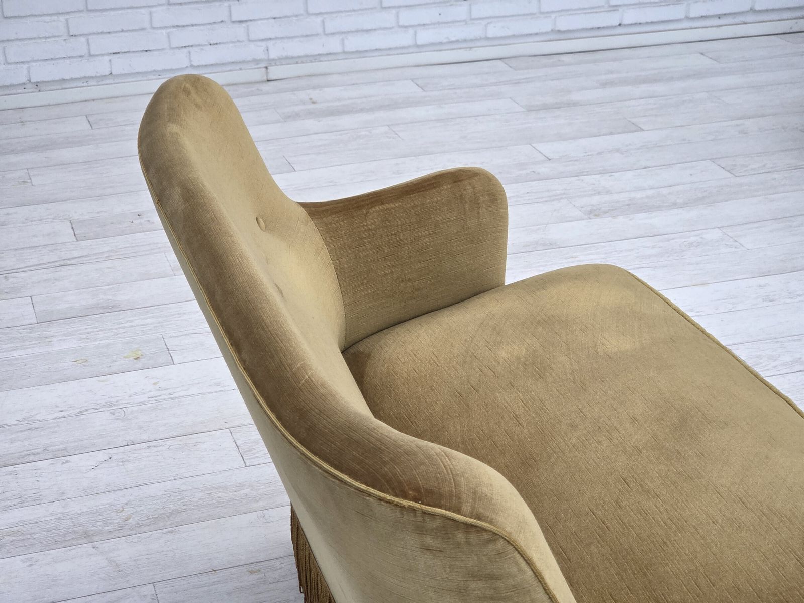 photo vintage 1970s, Danish 2 Seater Sofa, Original Light Green Furniture Velour, Beech Wood.