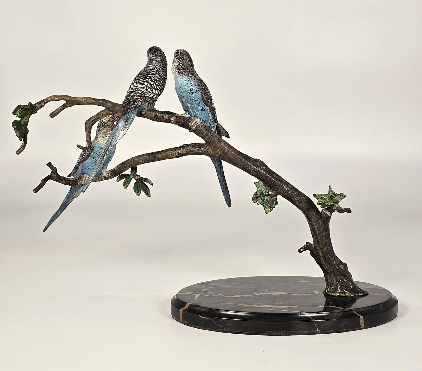 photo vintage Vintage Austrian Cold Painted Bronze Study Of Three Budgerigars Perched On A Leafy Branch.