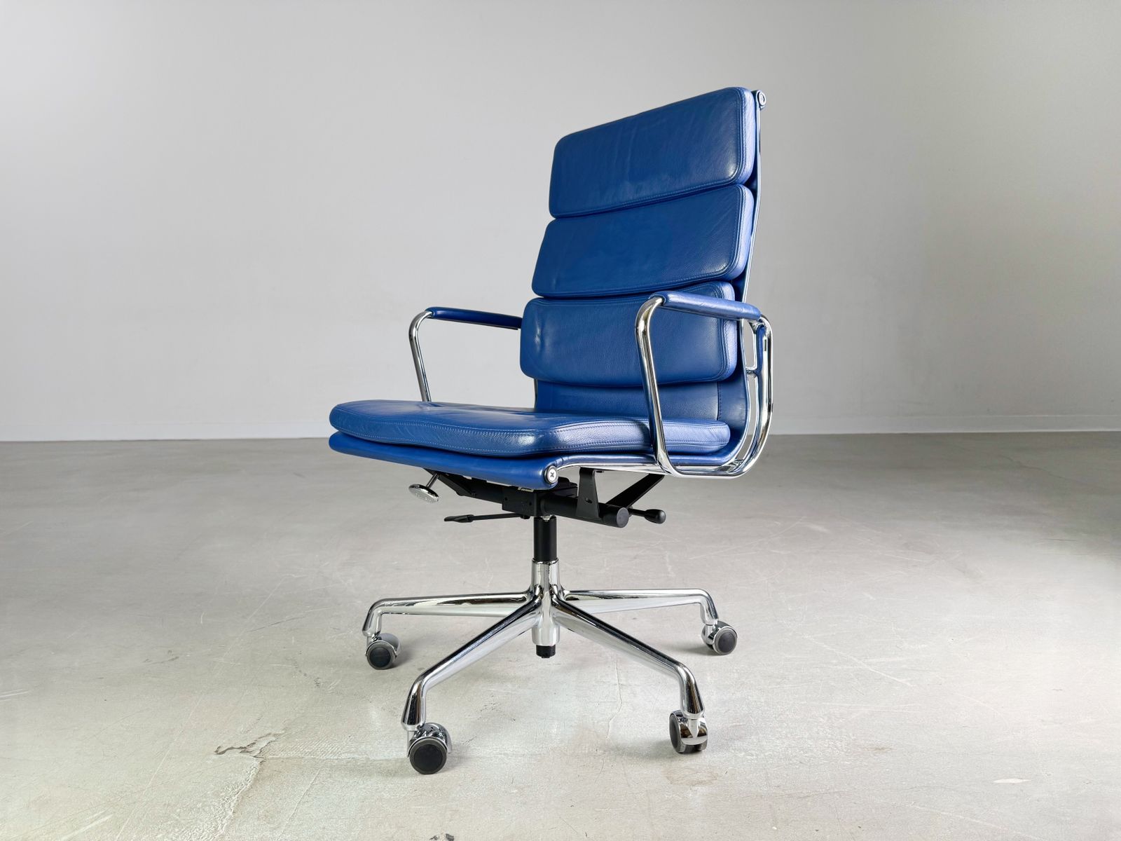 Original Vitra Ea 219 Office Chair Soft Pad Blue Charles & Ray Eames Leather photo for sale