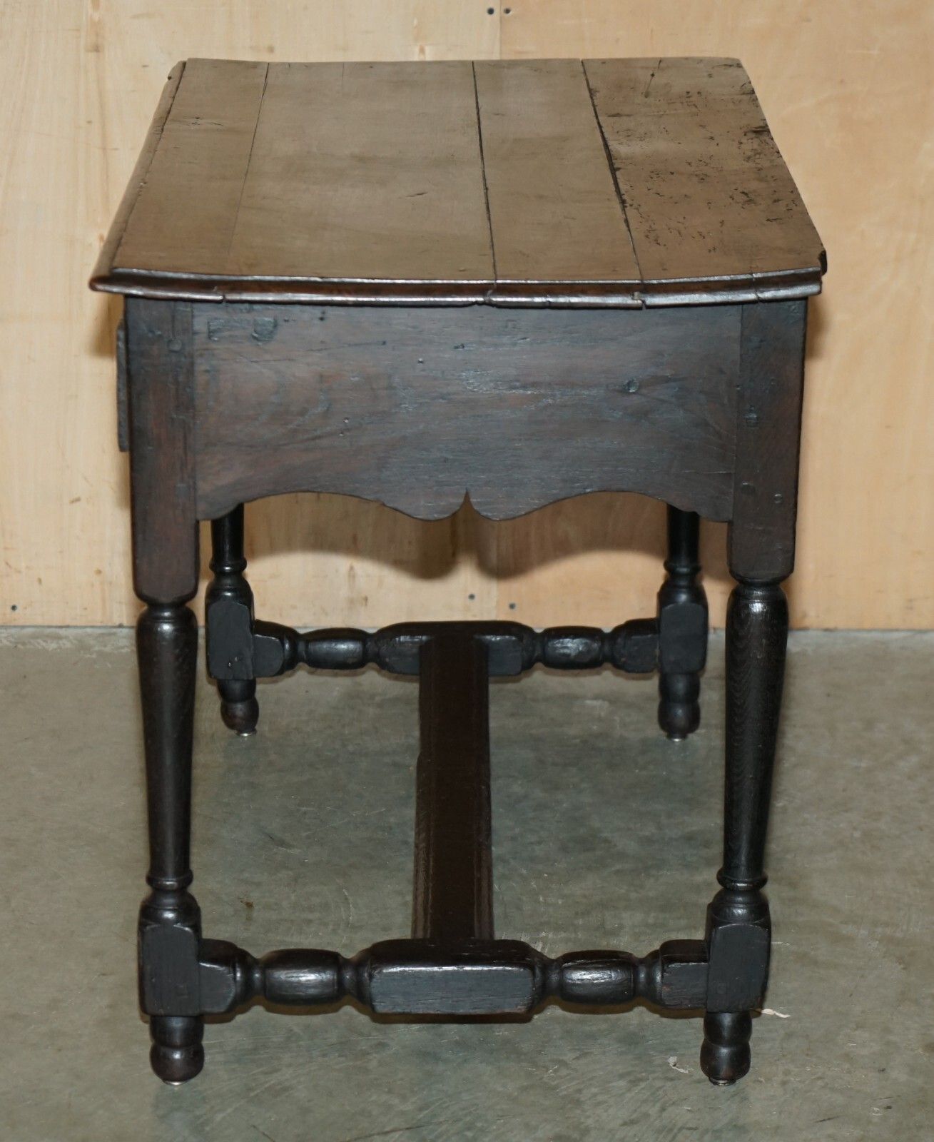 photo vintage 17th Century Antique Charles II Flemish Oak Side Table With Single Drawer