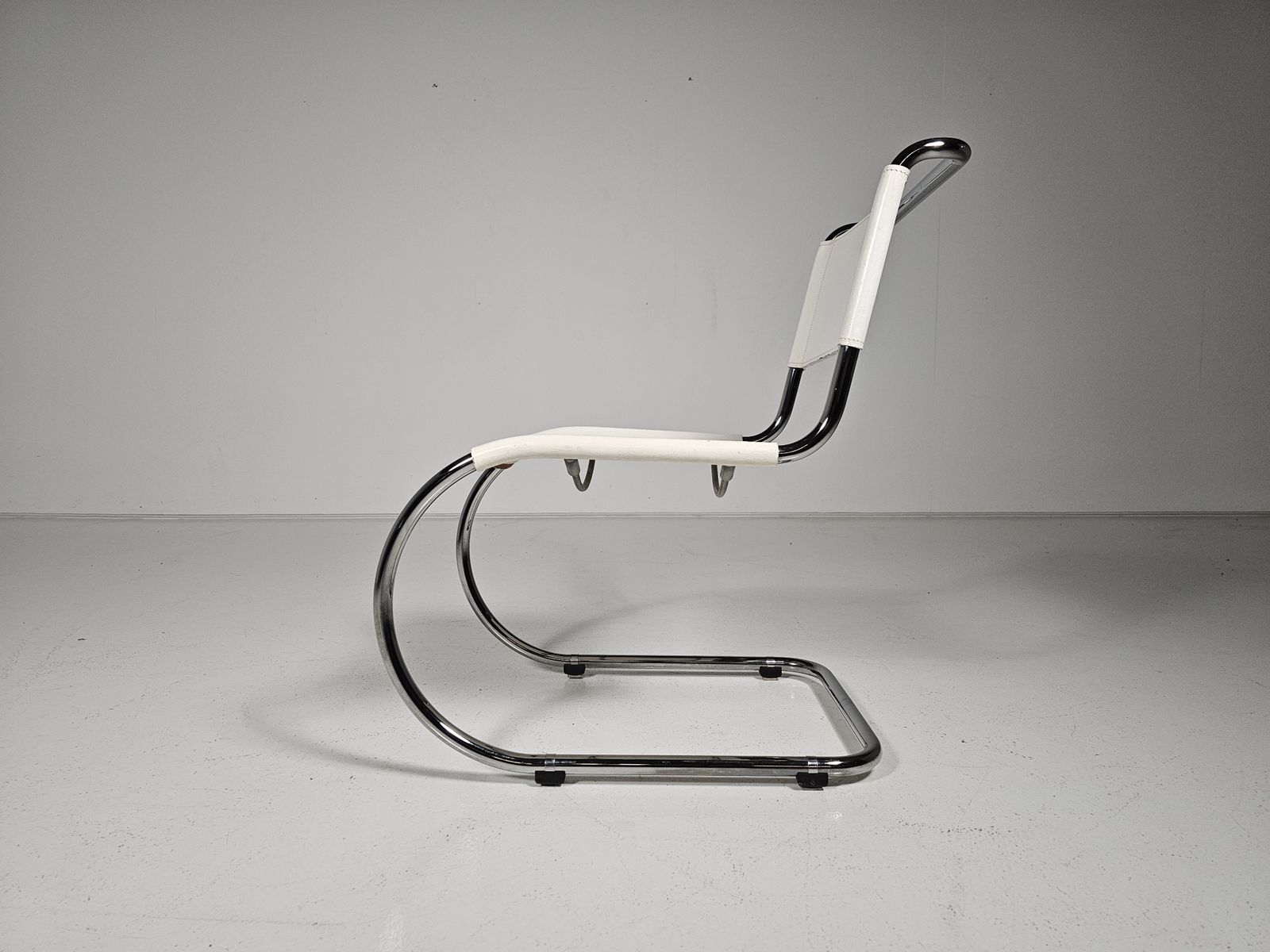Set Of 6 Mies Van Der Rohe Mr10 White Cantilever Dining Chairs For Thonet, 1980s photo vintage