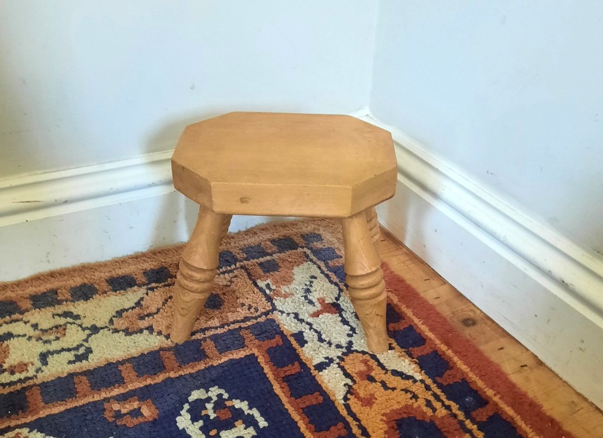Vintage Country Elm Small Milking Stool Turned Legs Plant Stand