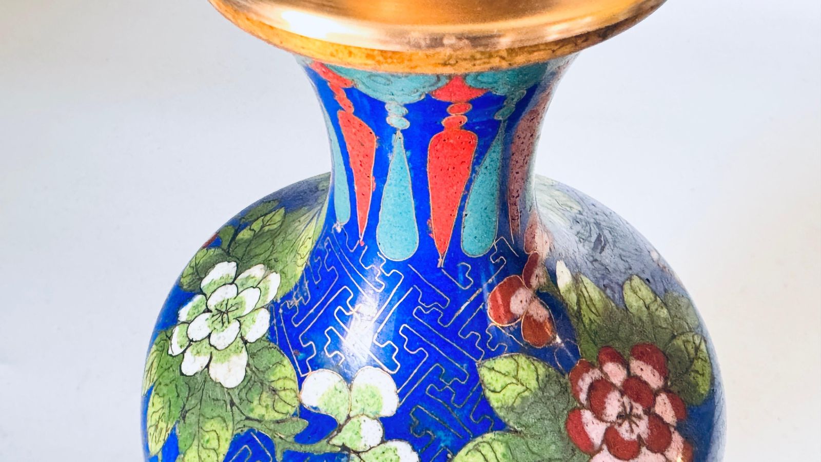 Early 20th Century Chinese Cloisonné Table Lamp, Floral Motifs, Brass Accents photo vintage