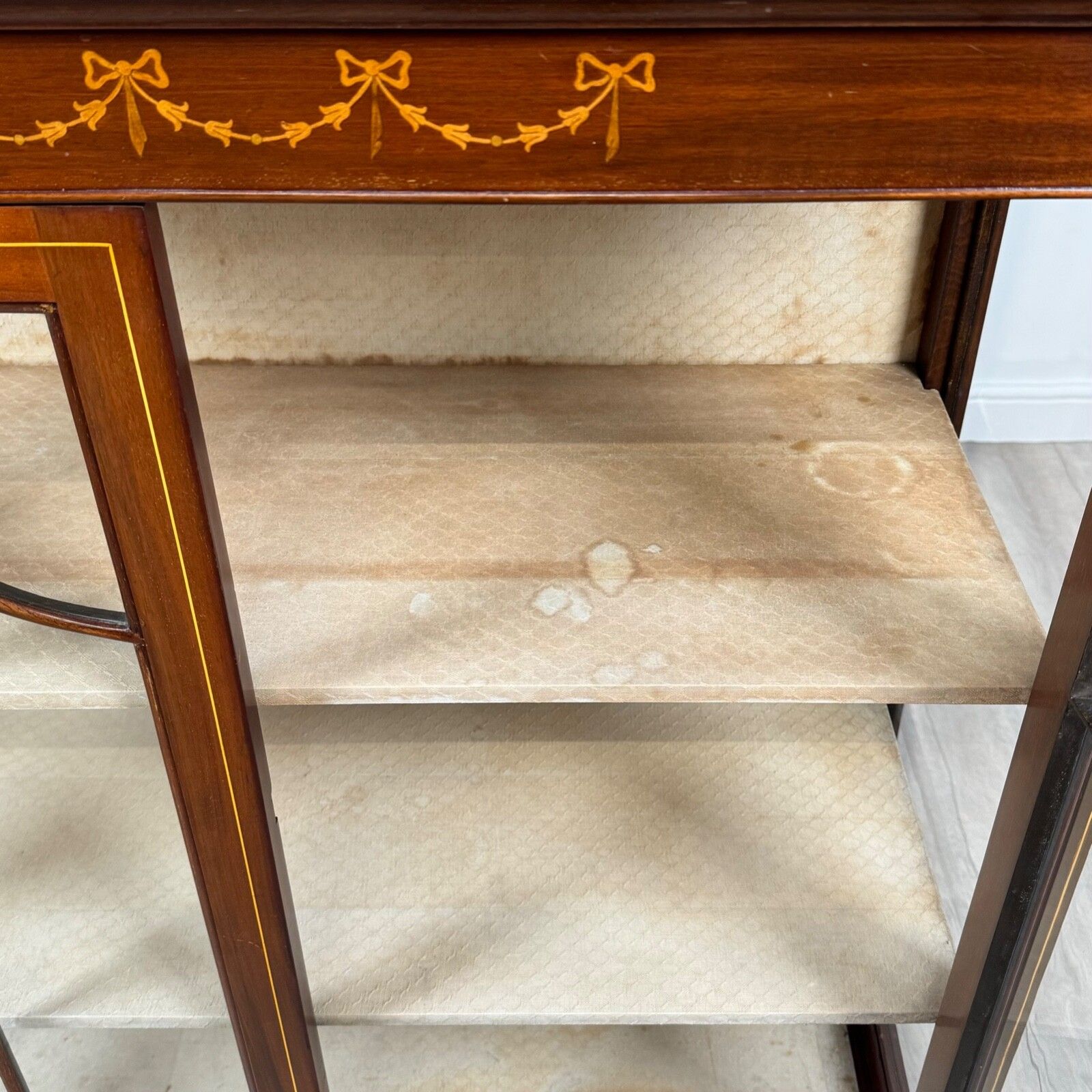 Furniture Antique 20th Century Inlaid Display Cabinet In Mahogany photo