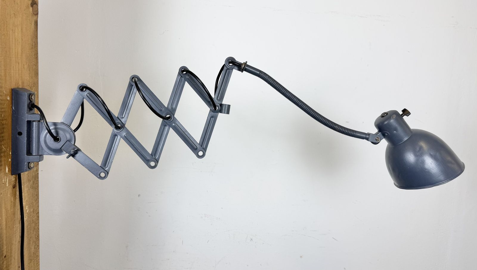photo vintage Grey Painted Industrial Scissor Wall Lamp, 1960s