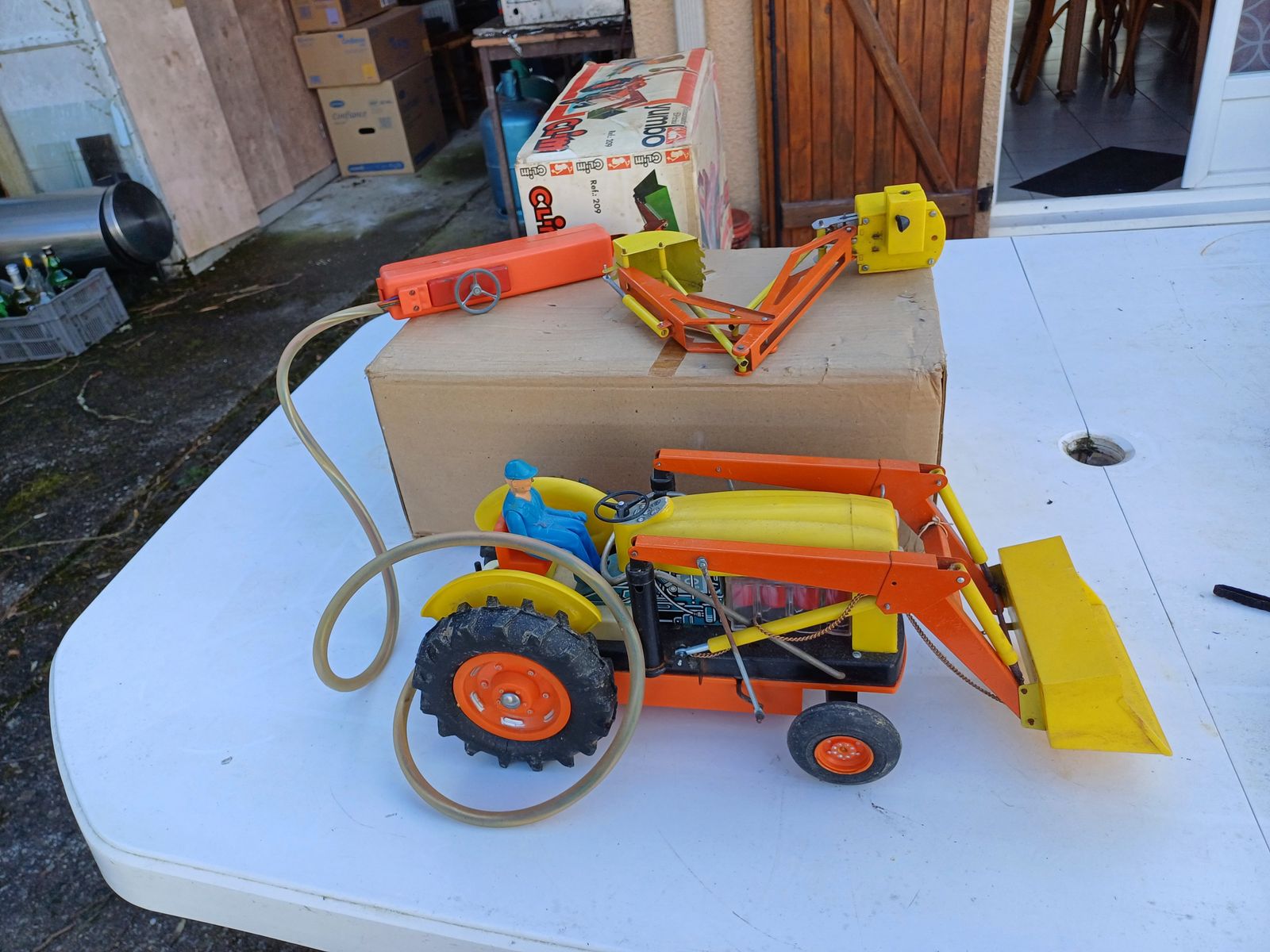 photo furniture Old Toy Tractor Yumbo Retro Excavado Electrica