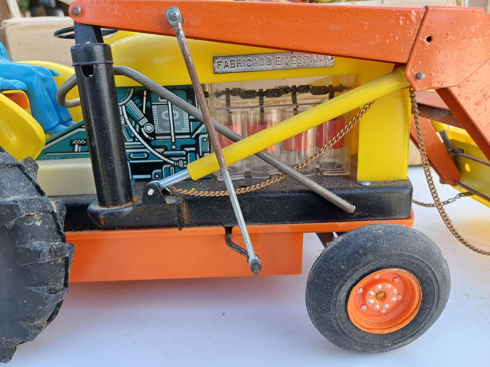 photo vintage Old Toy Tractor Yumbo Retro Excavado Electrica