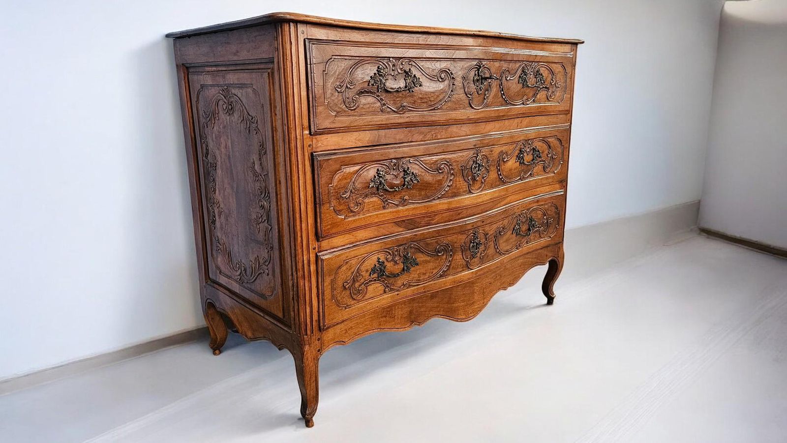 photo vinterior Italian Antique Luigi XV Chest Of Drawers In Solid Walnut, 1750s