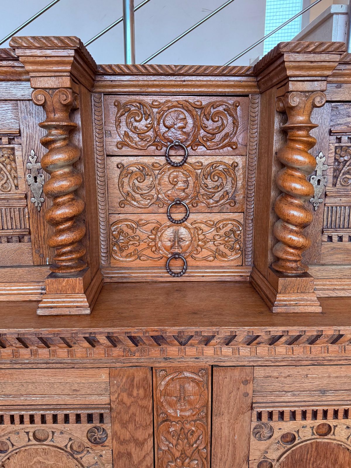 photo furniture Cabinet hollandais vintage sculpté à la main, style boho