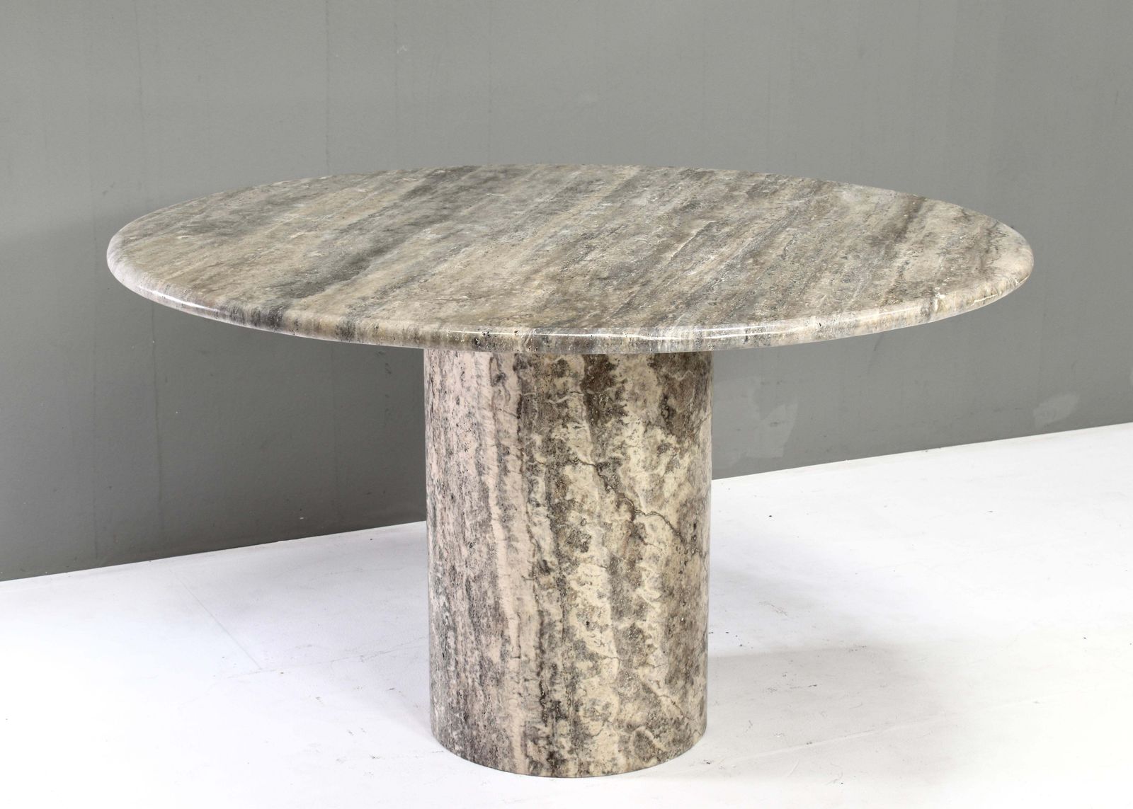Grey / Beige Travertine Round Dining Table In The Manor Of Up&Up / Mangiarotti photo for sale