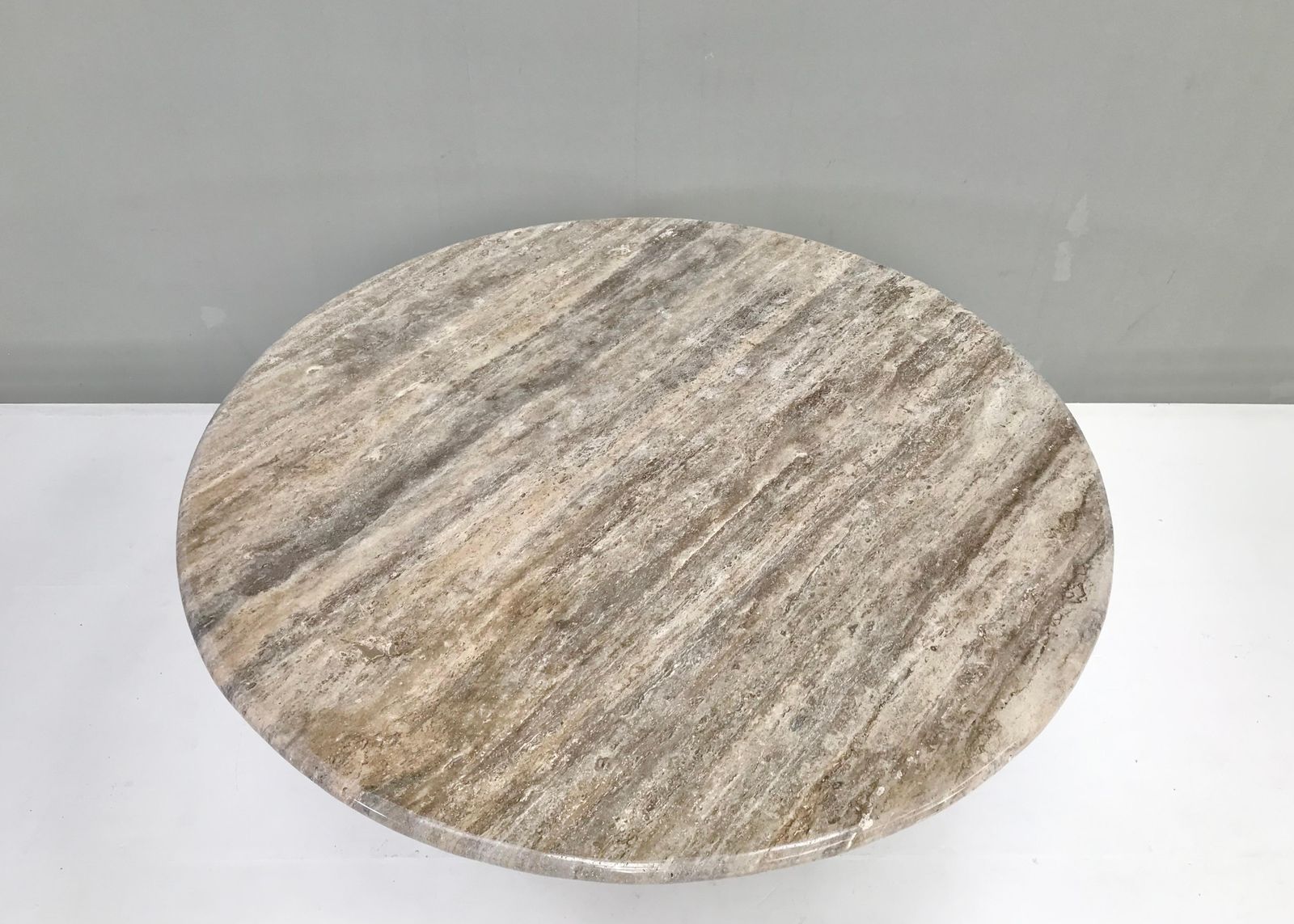 Grey / Beige Travertine Round Dining Table In The Manor Of Up&Up / Mangiarotti photo 7135.0