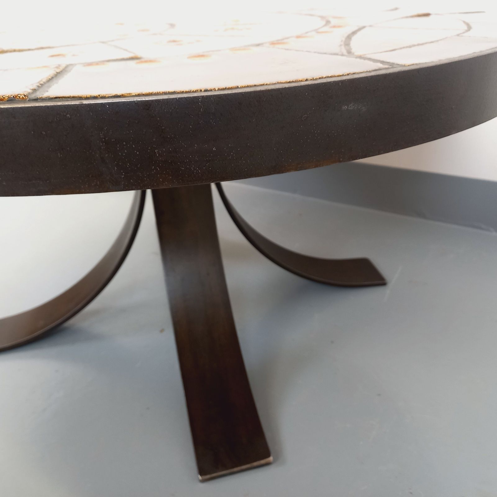 photo vinterior Raymond Corroyez Round Coffee Table In Ceramic And Steel