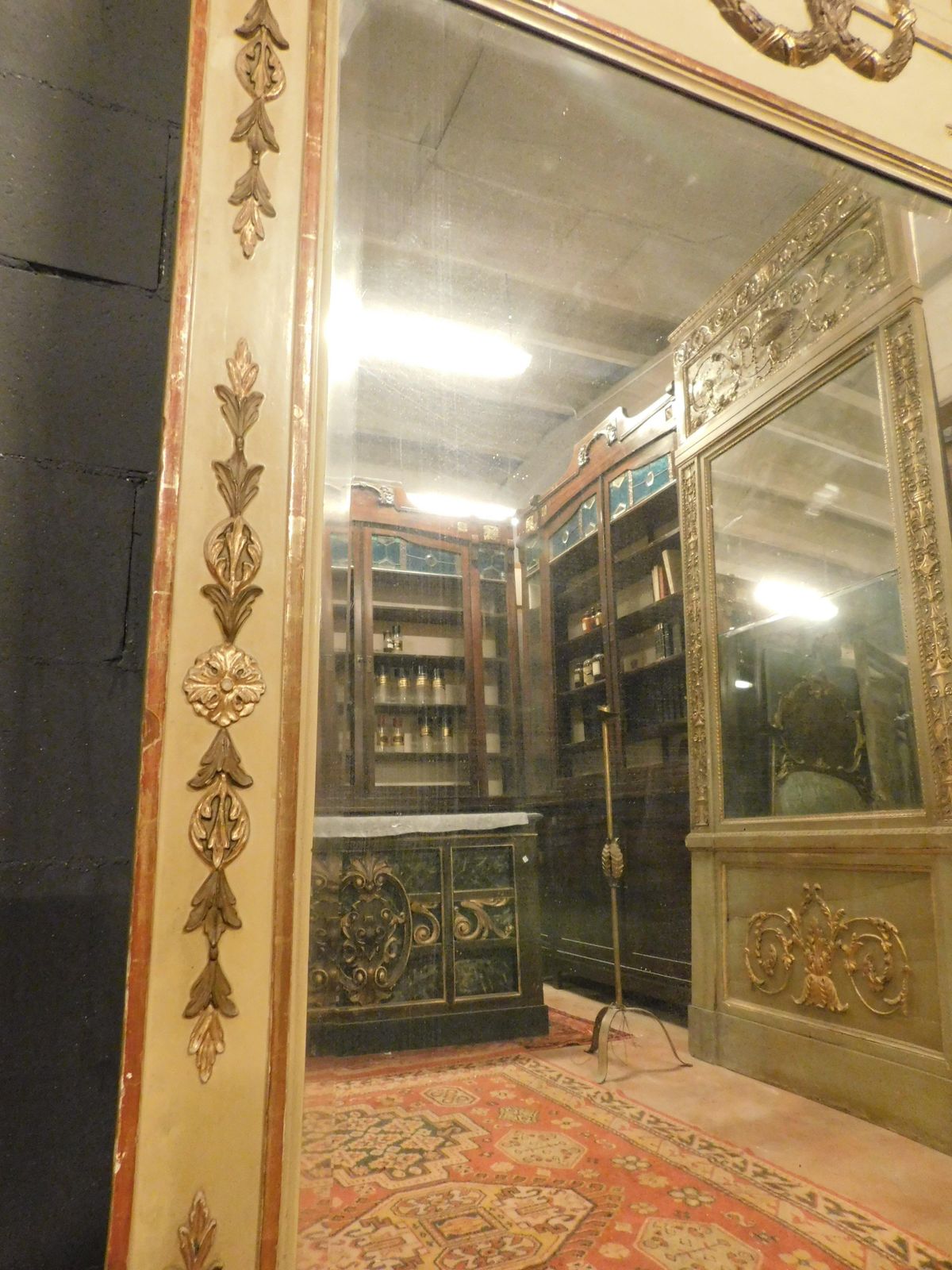 photo furniture Lacquered Wood Mirror With Rich Golden Sculptures, Italy
