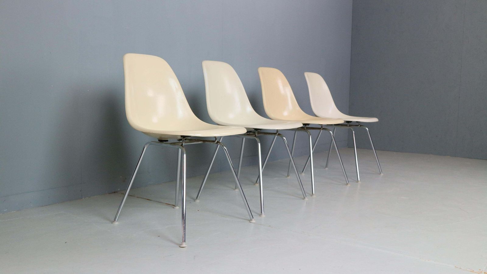 Charles & Ray Eames Set Of 4 Off White "H Base" Chairs For Herman Miller, 1960 photo Furniture