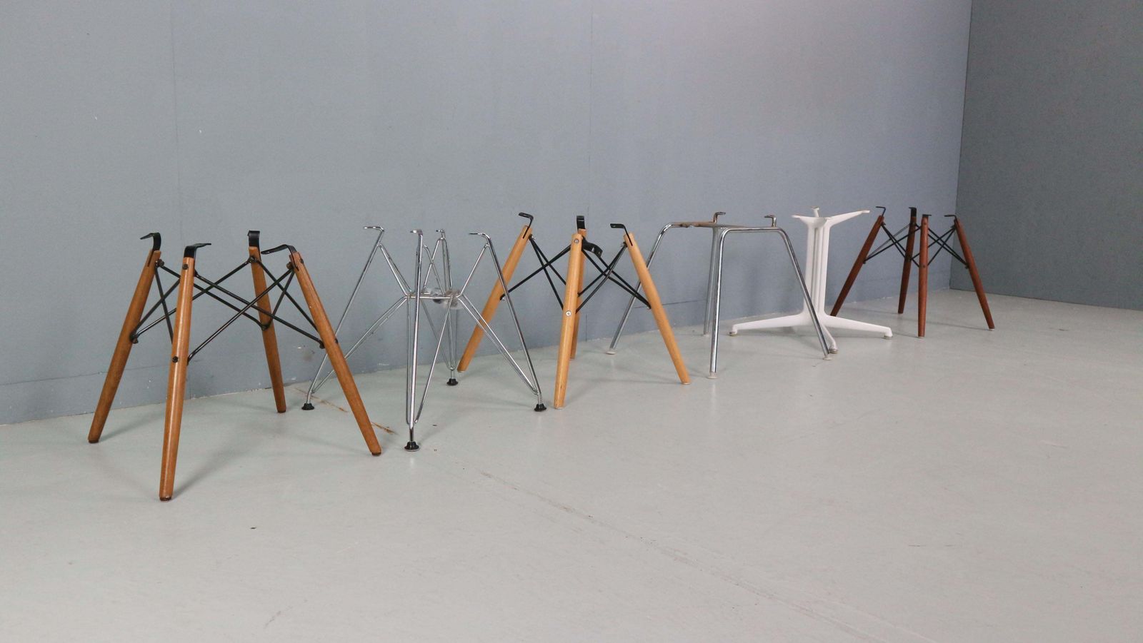 photo vintage Charles & Ray Eames Set Of 4 Off White "H Base" Chairs For Herman Miller, 1960