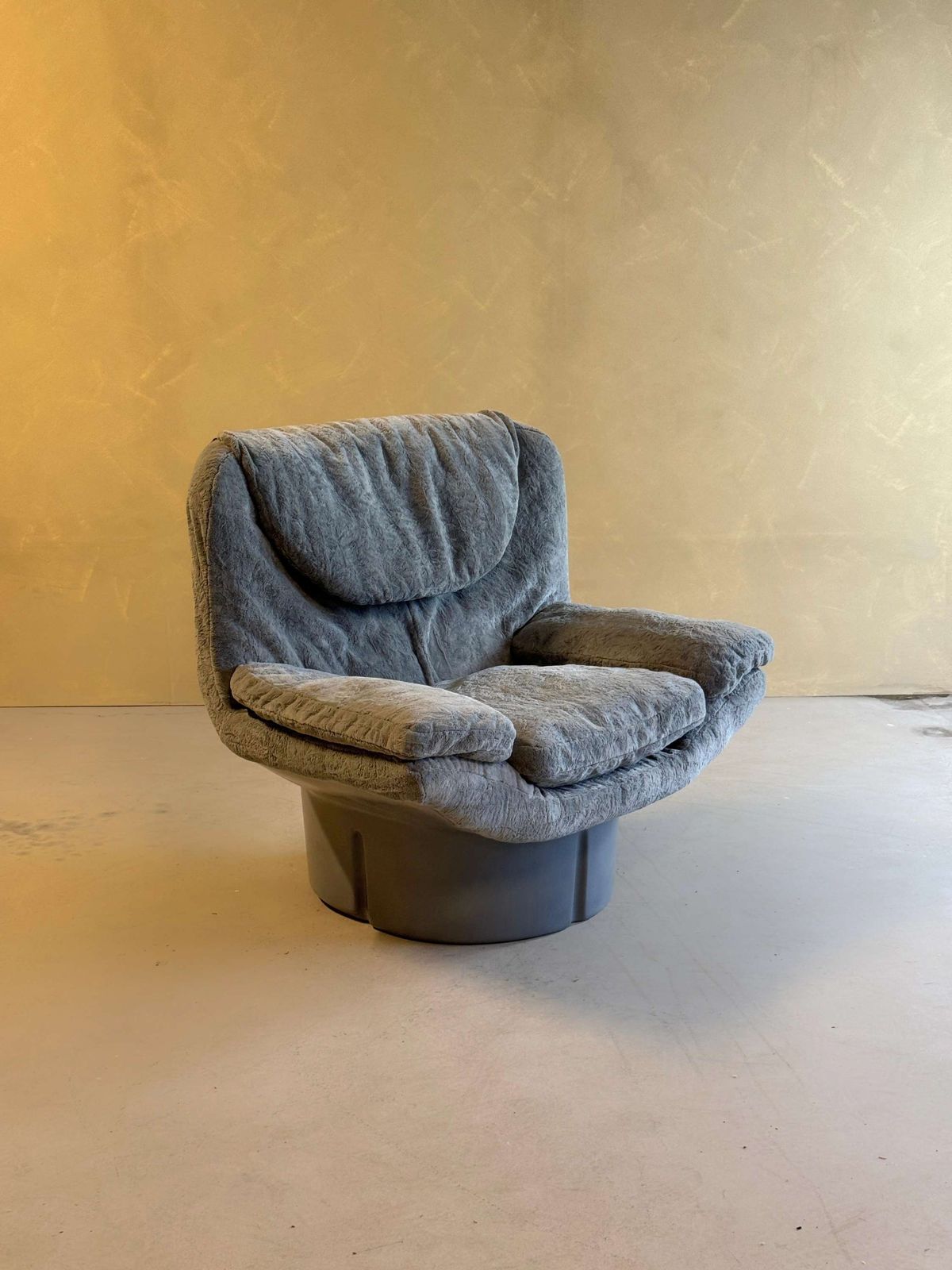 Italian Grey Ill Poltrone Lounge Chair photo furniture