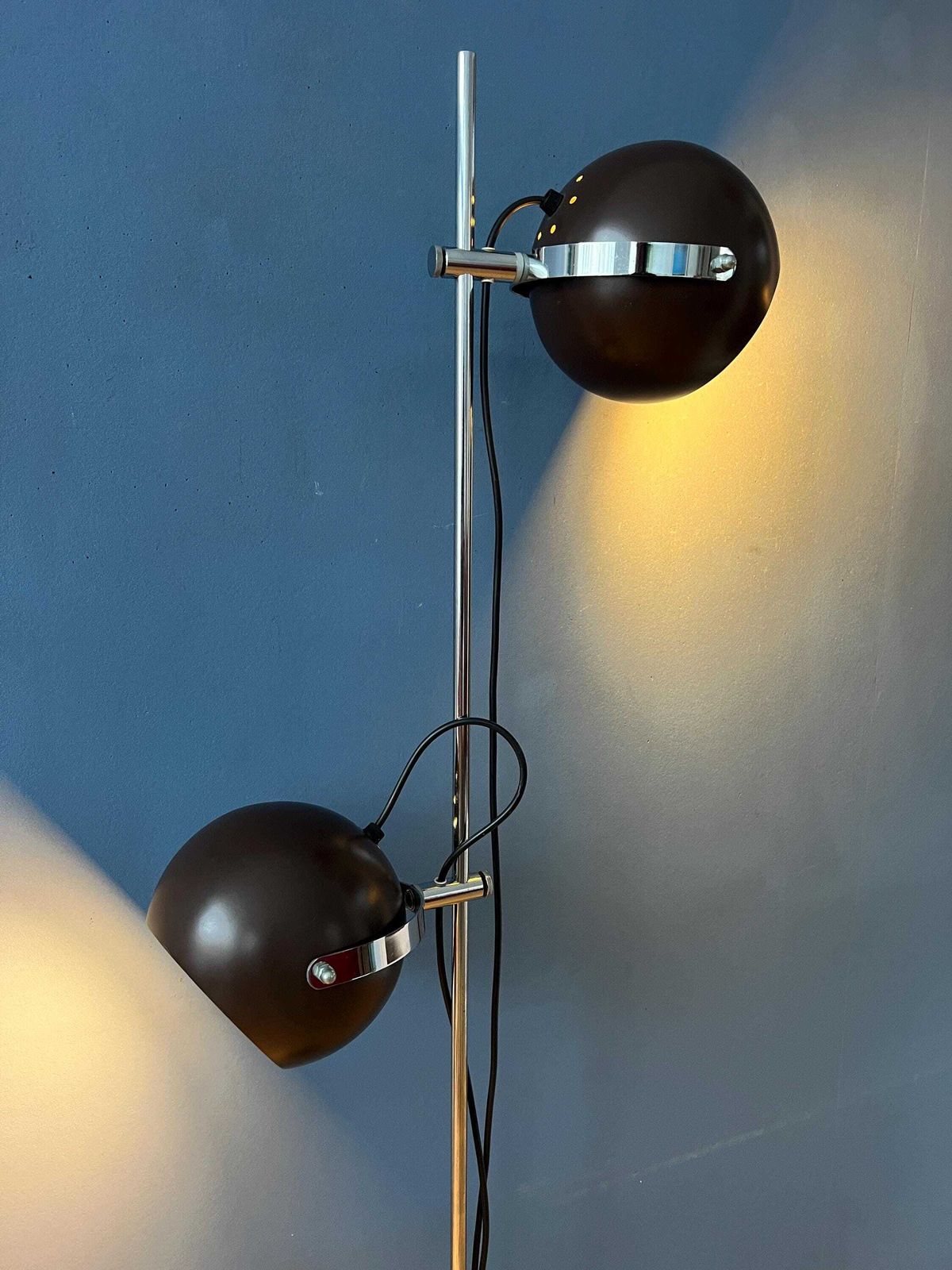 Bruine Mid Century Space Age Eyeball Vloerlamp photo for sale