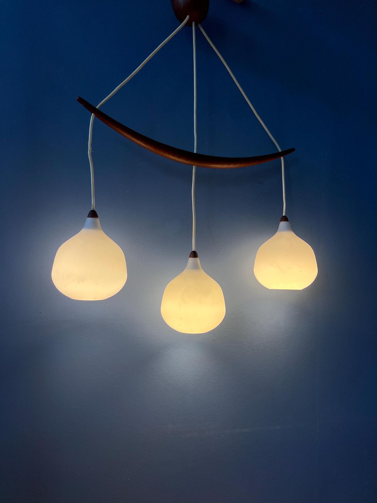 Teakhouten Hanglamp Met Opaline Glazen Kappen 512 Van Uno & östen Kristiansson Voor Luxus Sweden photo for sale