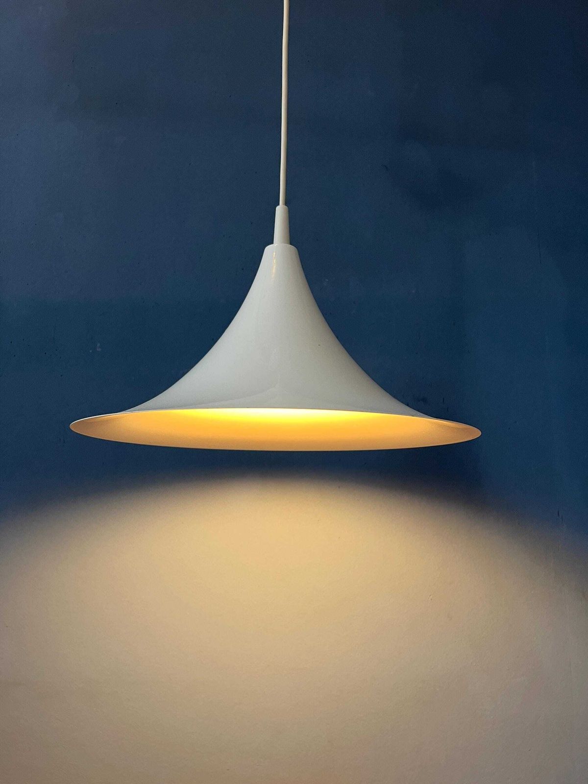 Vintage Witteglanzende Space Age Heksenhoed Hanglamp photo for sale