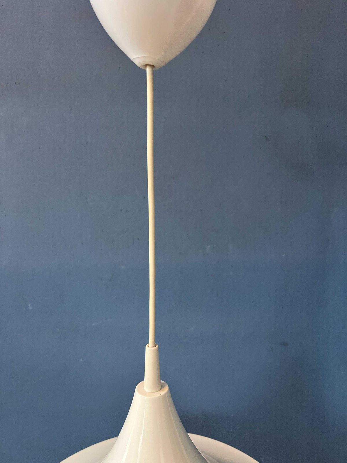 photo furniture Vintage Witteglanzende Space Age Heksenhoed Hanglamp