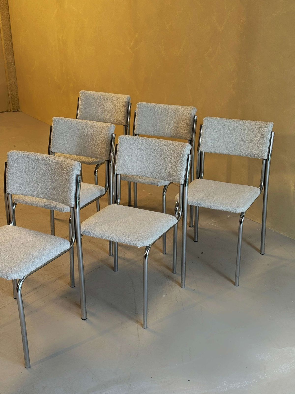 Set Van 6 Chromen Eetkamerstoelen Met Bouclébekleding photo for sale