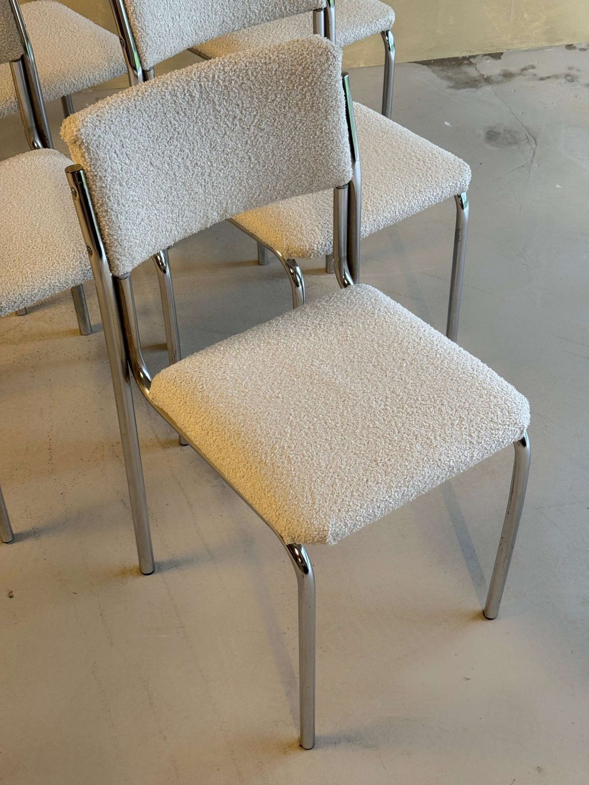 Set Van 6 Chromen Eetkamerstoelen Met Bouclébekleding photo vinterior