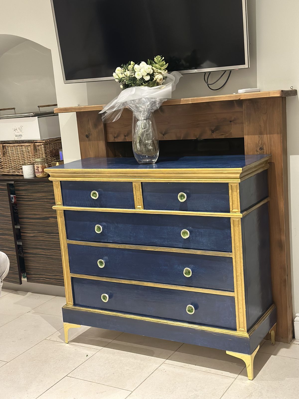 photo vintage Vintage Chest Of Drawer