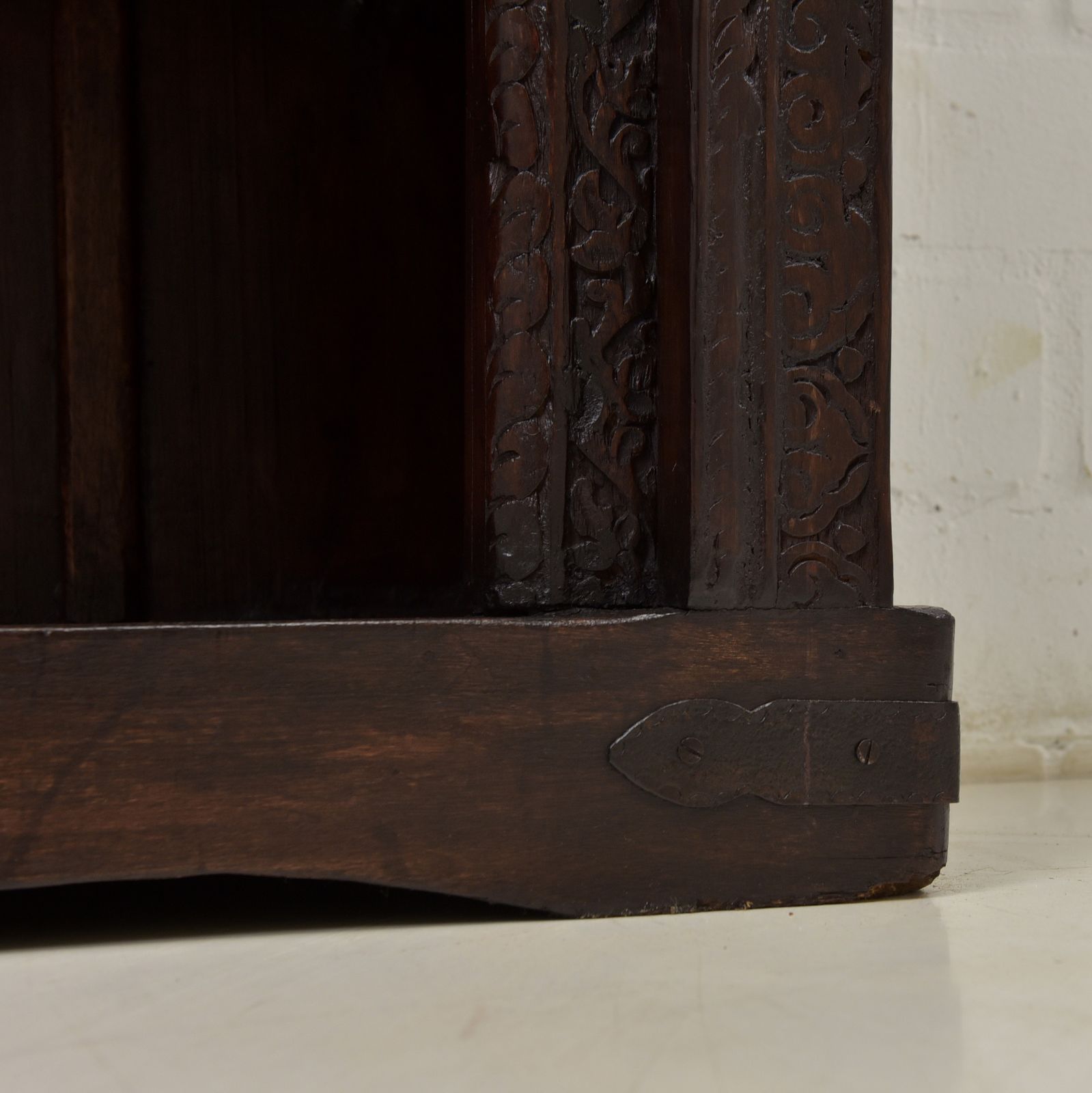 Indian Shelf Restored Around 1840. Rajasthan Colonial Furniture Made Of Solid Teak. photo vinterior
