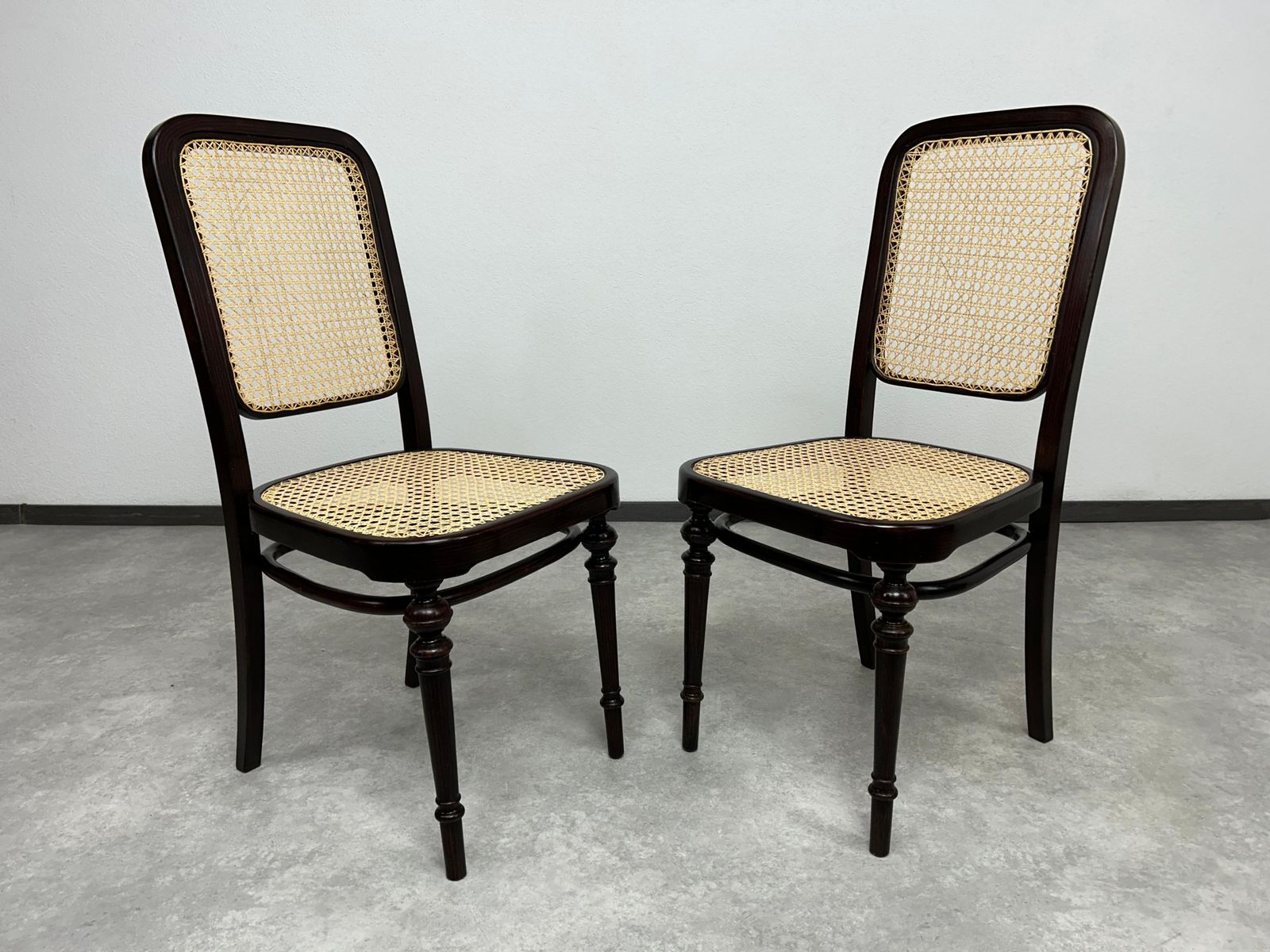 Set Of 4 Bentwood Dining Room Chairs By Thonet photo furniture